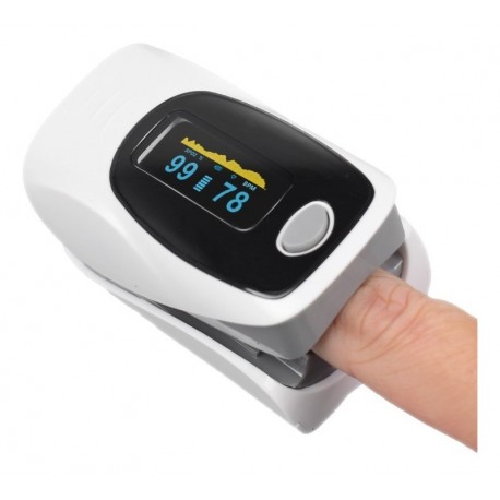 pulsioxímetro con dedo para monitorizar las constantes del paciente