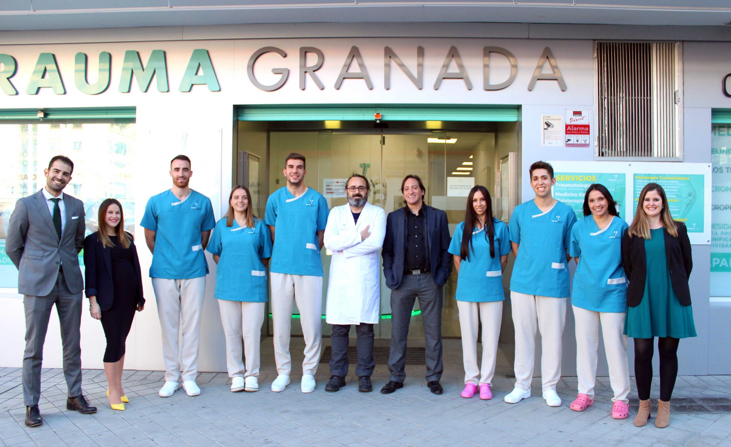equipo de fisioterapias y el traumatólog Manuel Alejandro Cardona de la clínica de fisioterapia en Granada Trauma Granada y centro médico con cirugía ortopédica y diagnósticos