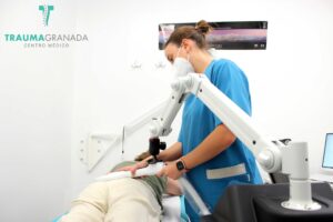 Fisioterapeuta ofreciendo una terapia de estimulación magnética periférica en Granada